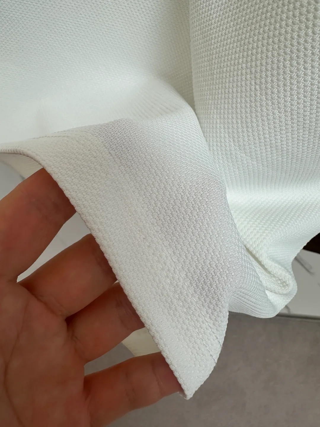 Available at the official New Arrival counter at the same time, men's lapel short-sleeved POLO shirts, Premium mainline Series, imported piqué mercerized cotton fabric, with first-class texture, excellent skin-friendliness, silky and delicate touch, fashionable three-button placket design, small lapels, fashionable and age-reducing, and the upper body is full of Italian accent, full of style. Sizes: M—3XL